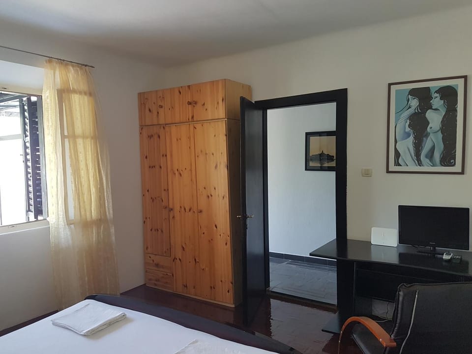 Bed, TV and multimedia, Decorative detail, Bedroom, internet, internet, towels, wardrobe