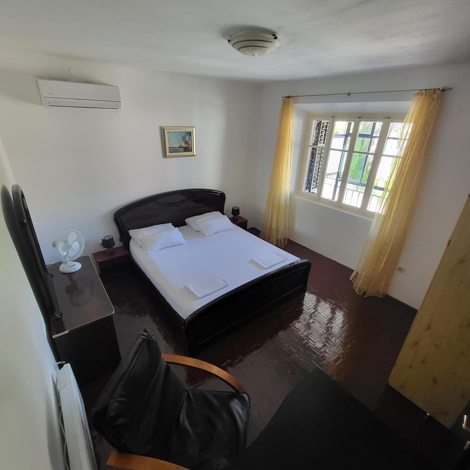 Bed, TV and multimedia, View (from property/room), Decorative detail, Bedroom, flat iron, hair dryier, heating, towels, wardrobe, air conditioner