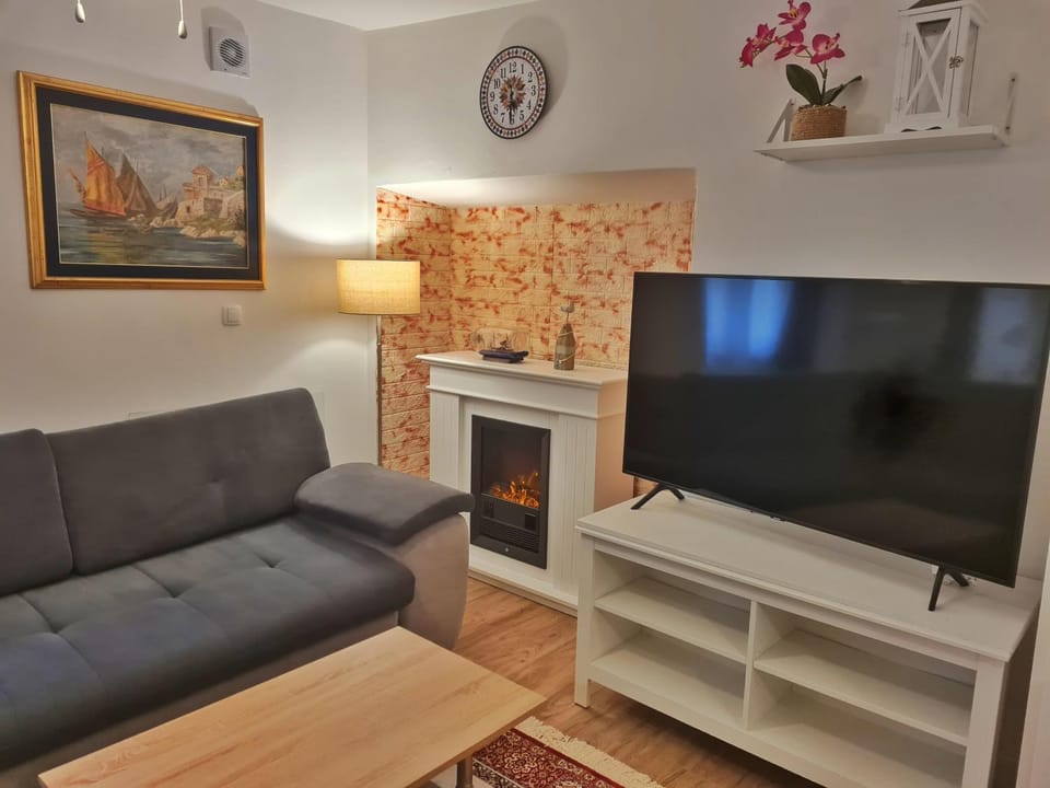 Communal lounge/ TV room, TV and multimedia, Living room, Decorative detail, Seating area, flat iron