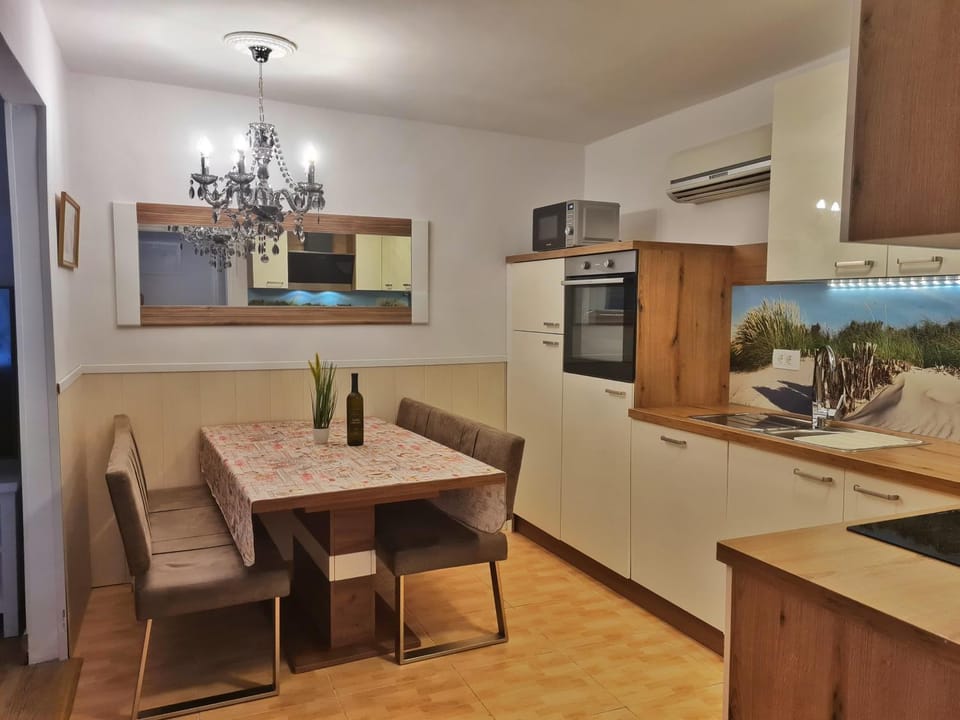 Kitchen or kitchenette, Dining area, minibar, pet friendly
