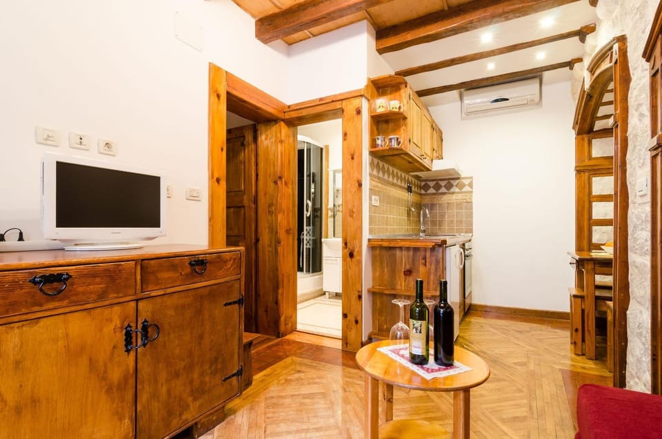 Kitchen or kitchenette, Living room, Photo of the whole room, Seating area, Dining area