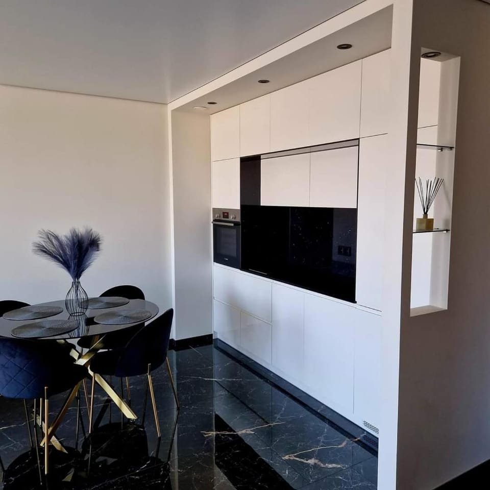 Kitchen or kitchenette, minibar