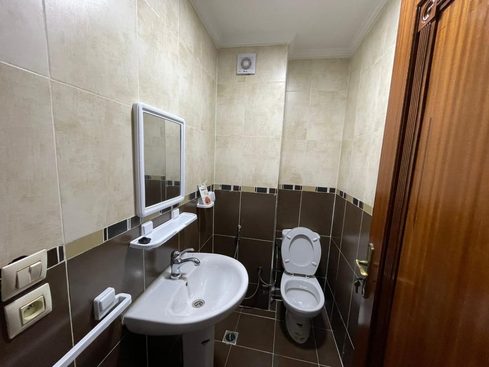 Toilet, towels