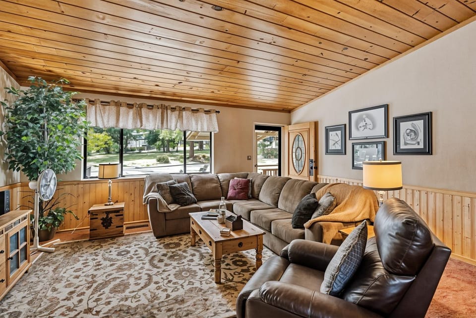 Bigfoot Retreat - Close to Golf and the Beach House in Groveland