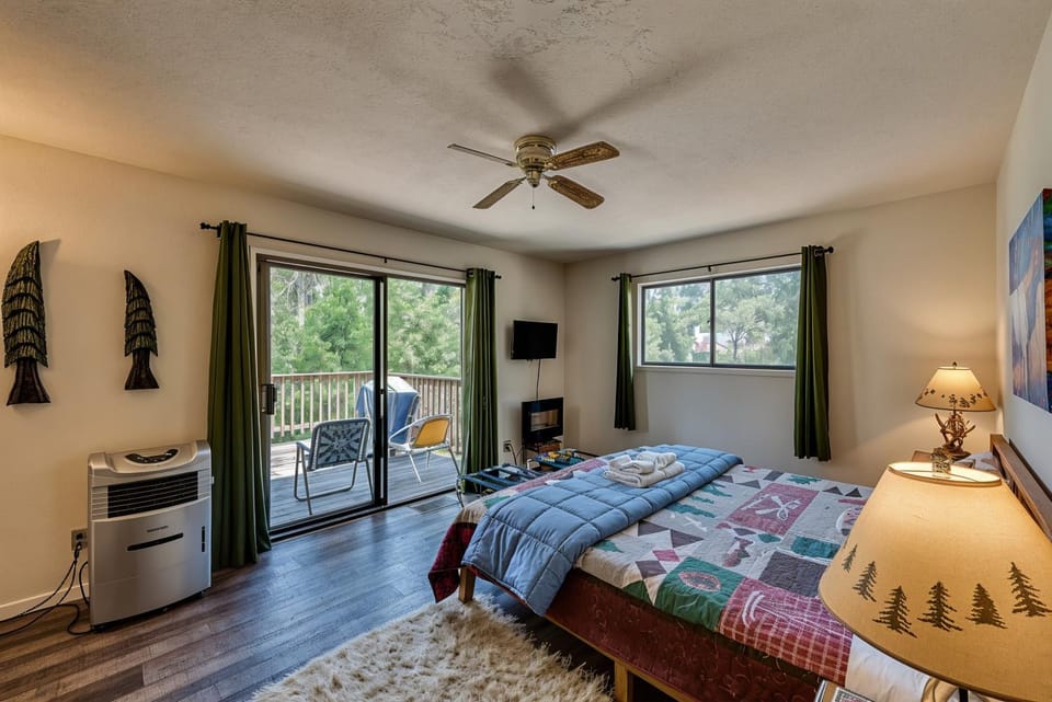 Pet Friendly Grizzly Blair Lodge Cabin Cabin in Groveland