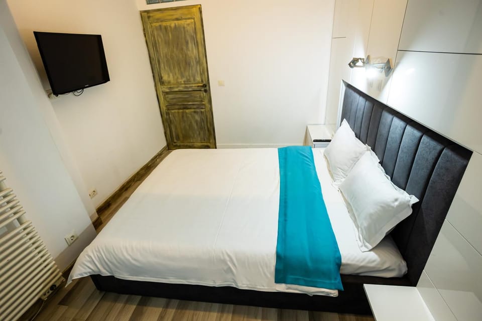 Bed, TV and multimedia, Bedroom