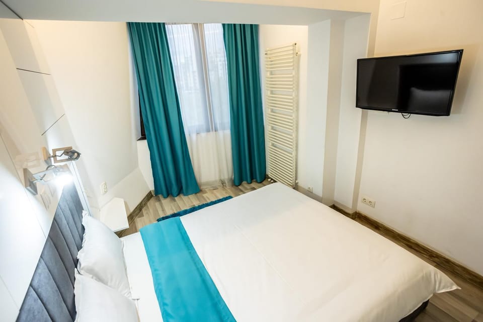 Bed, TV and multimedia, Photo of the whole room, Bedroom