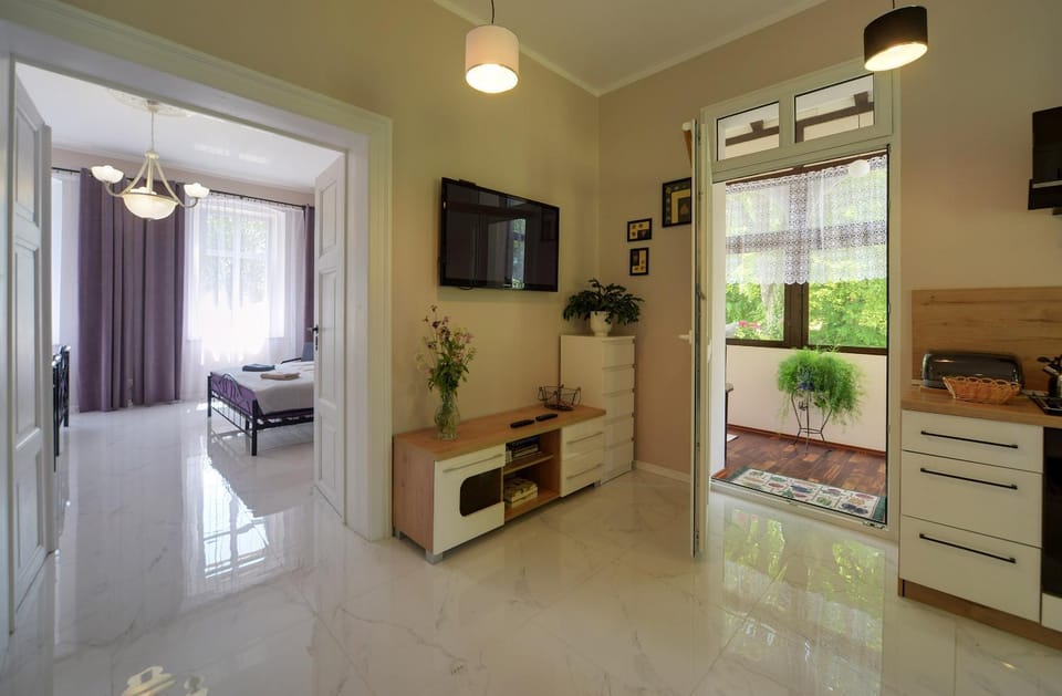 TV and multimedia, Balcony/Terrace, Kitchen or kitchenette, Seating area, Bedroom, stove