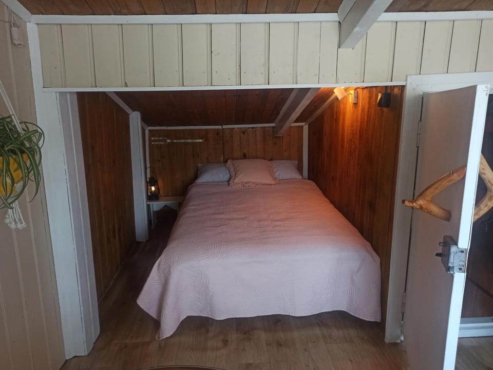 Alūksnes ezera laivu māja Luxury tent in Latvia