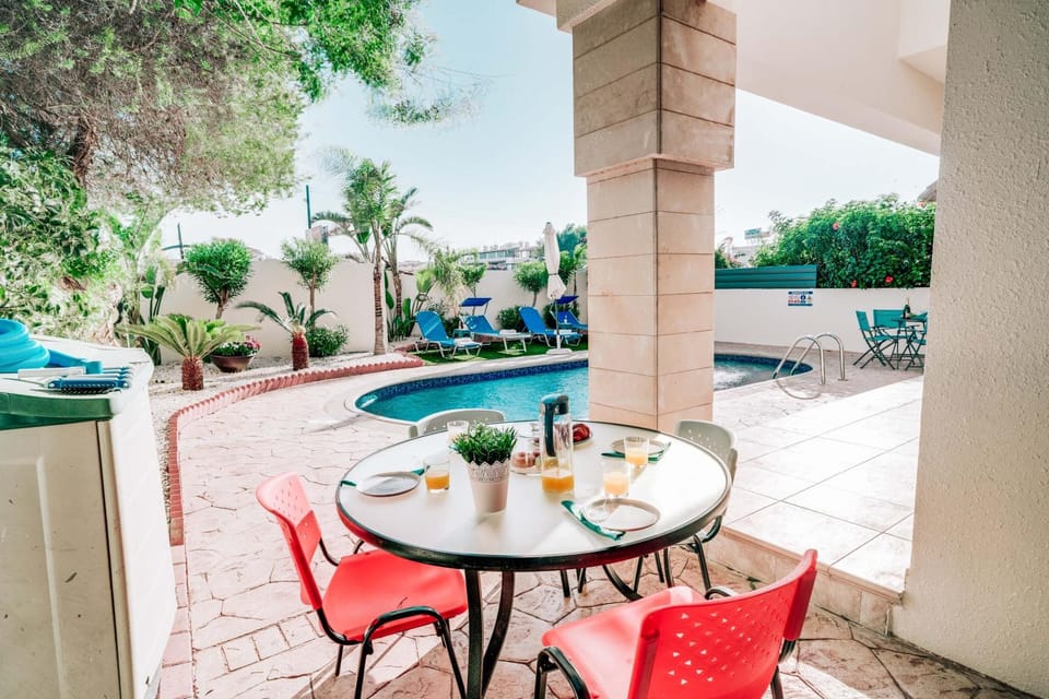 Dining area, Swimming pool, Swimming pool