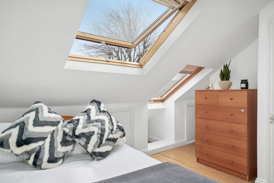 Photo of the whole room, Bedroom