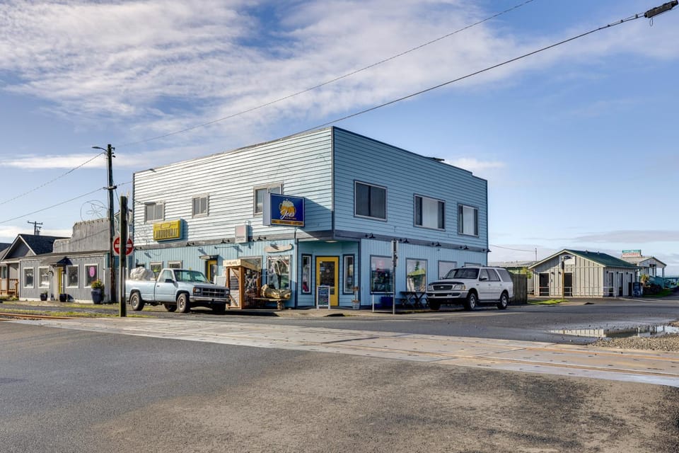 Rockaway Beach Apt w/ Ocean Views: Steps to Shore Apartment in Rockaway Beach