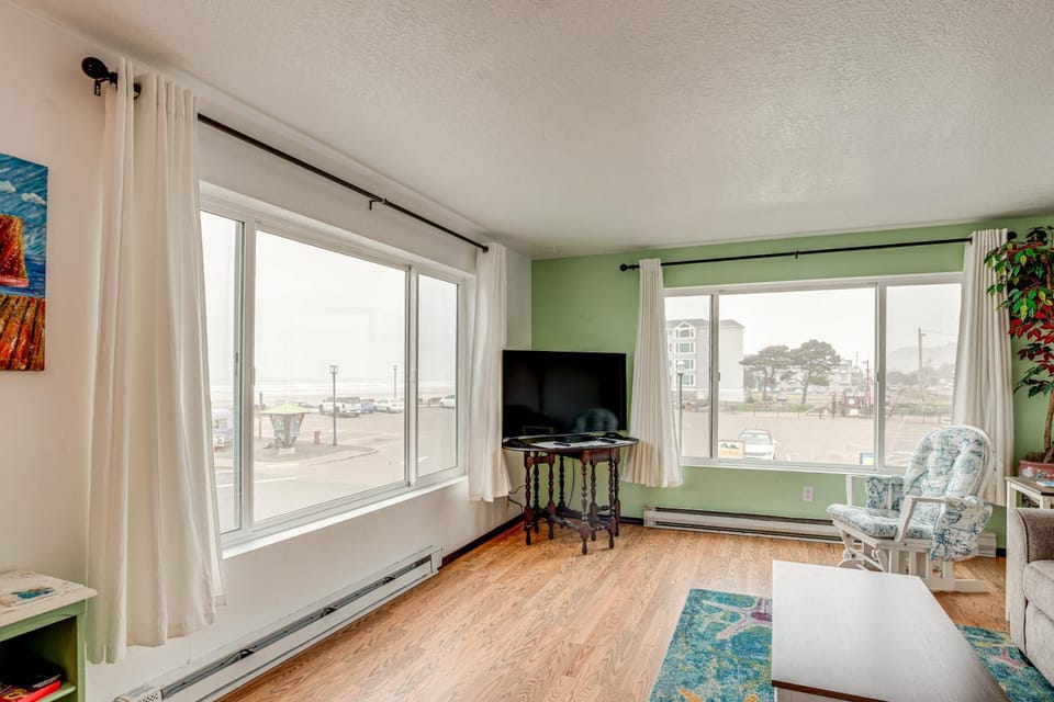 Rockaway Beach Apt w/ Ocean Views: Steps to Shore Apartment in Rockaway Beach