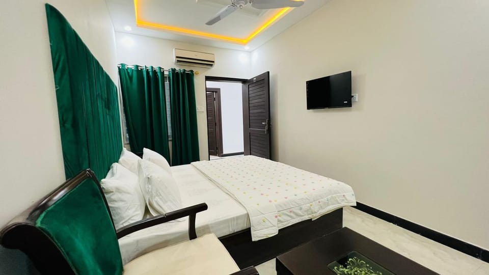 Communal lounge/ TV room, Bed, TV and multimedia, Photo of the whole room, Bedroom