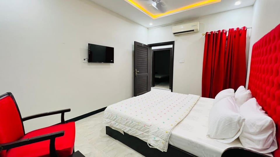 Communal lounge/ TV room, Bed, TV and multimedia, Photo of the whole room, Bedroom