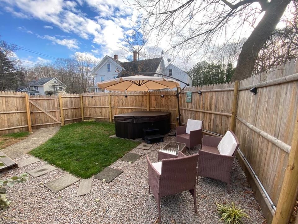NEW!! Lovely unit w/ PRIVATE Hot Tub and patio! Apartment in Lake Winnisquam