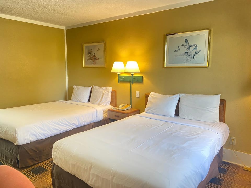 Smokies Inn - New Linens & Ultrafast WIFI - Friendliest Hospitality Guaranteed! Motel in Sevierville