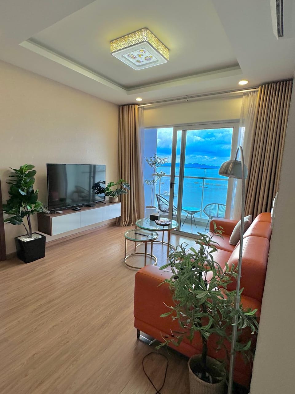 Communal lounge/ TV room, Natural landscape, TV and multimedia, Living room, Photo of the whole room, Seating area, Evening entertainment, Sea view