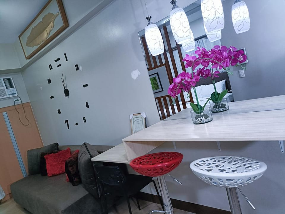 Living room, Lounge or bar, Seating area, Dining area