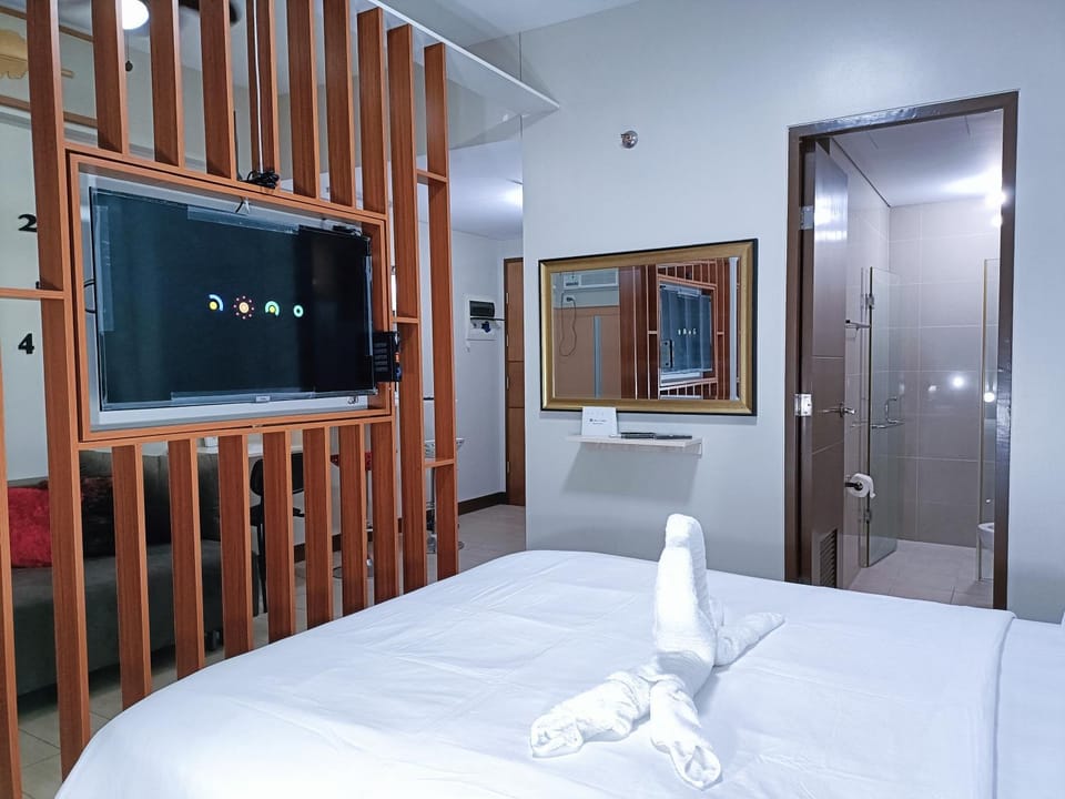 Communal lounge/ TV room, Bed, TV and multimedia, Bedroom