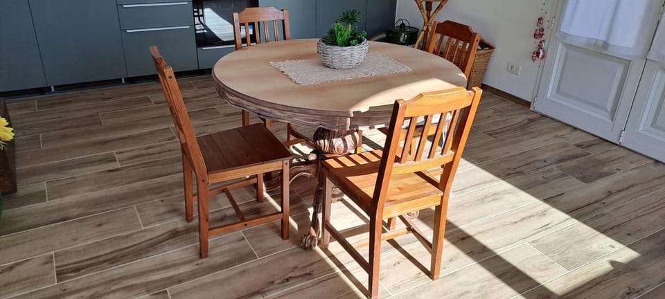 Kitchen or kitchenette, Dining area
