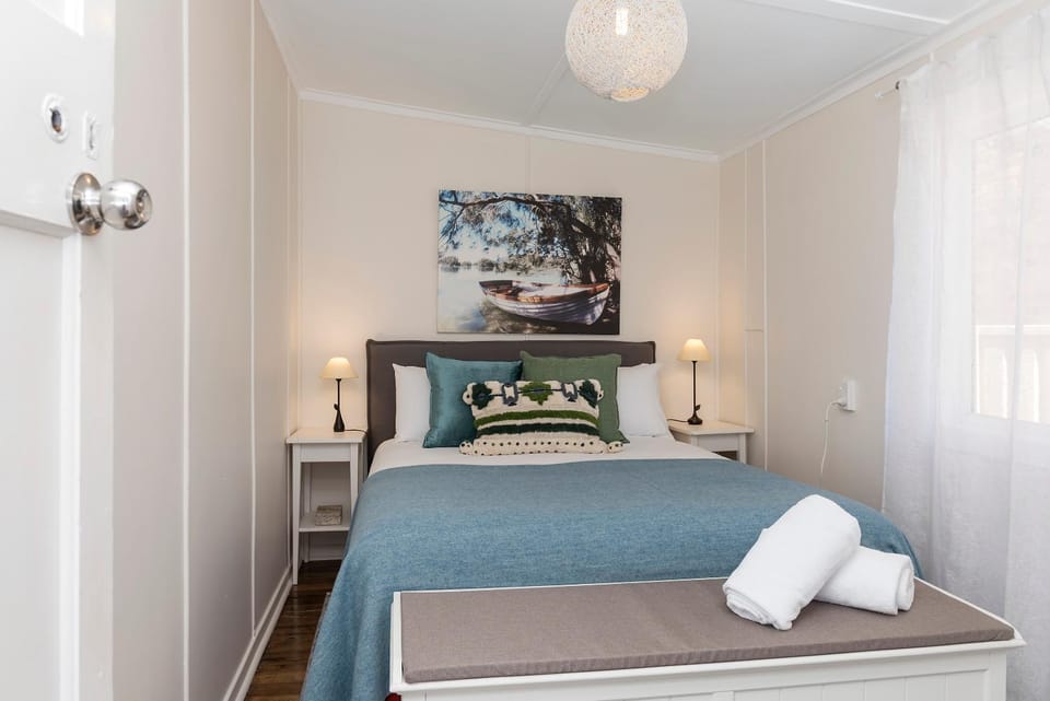 Bedroom, towels