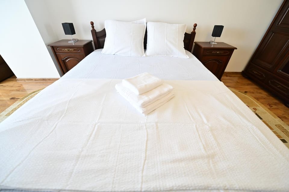 Bedroom, towels