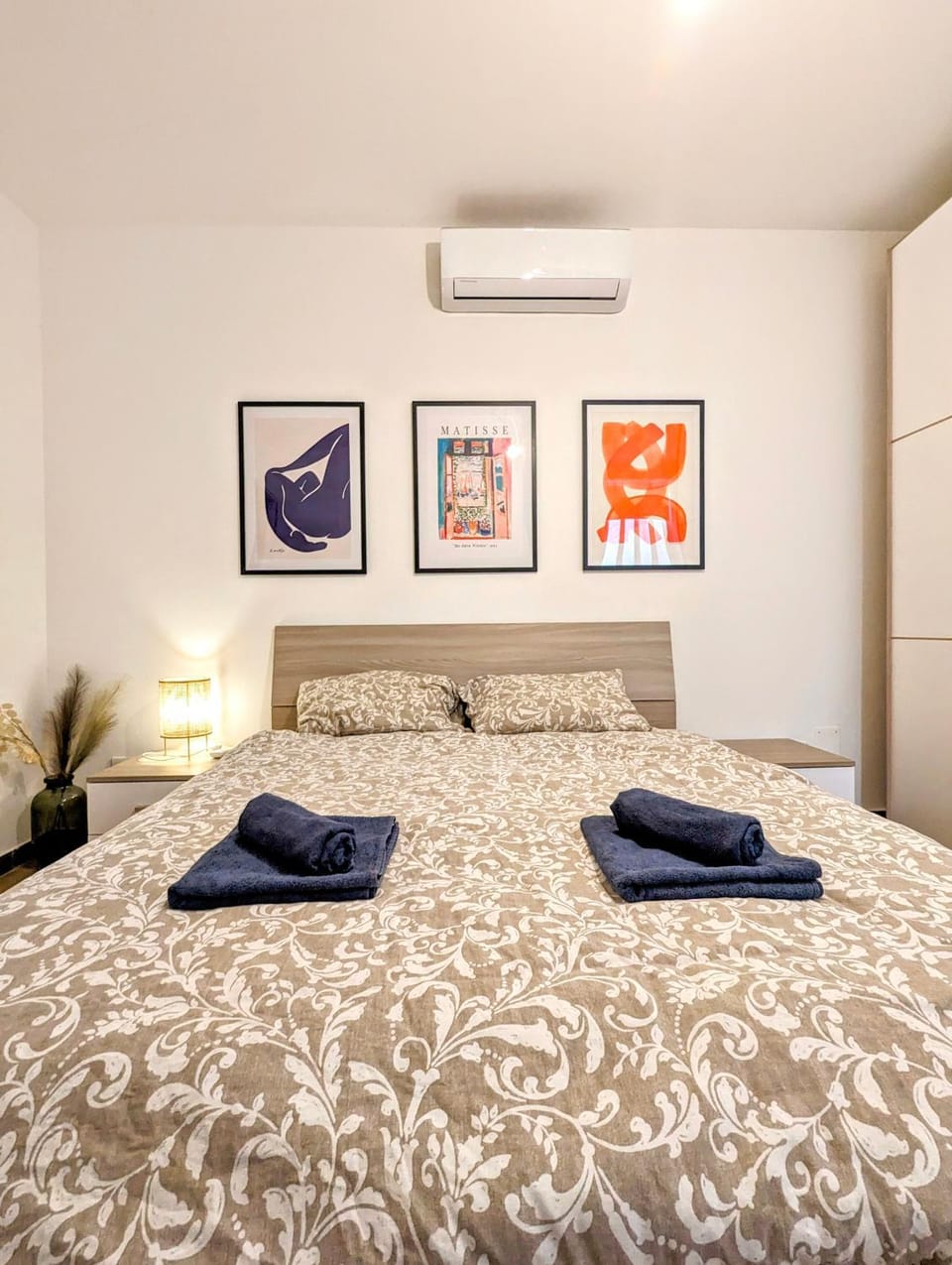 Bed, Bedroom, towels, air conditioner