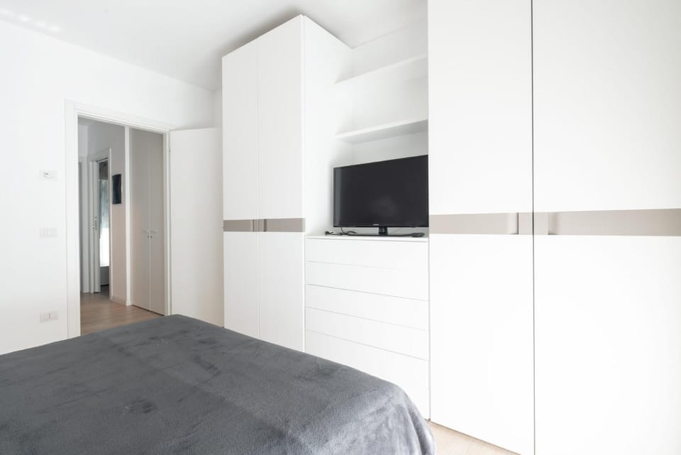 Bed, TV and multimedia, Photo of the whole room, Bedroom, wardrobe