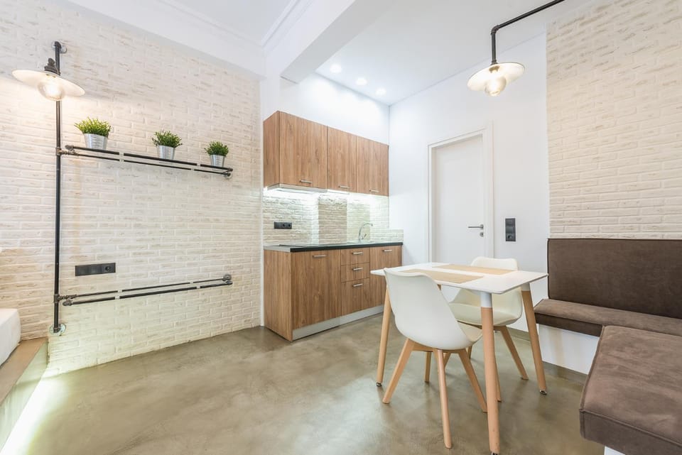 Kitchen or kitchenette, Dining area