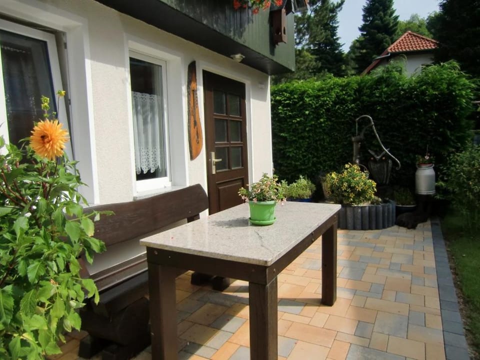 Facade/entrance, Garden, Balcony/Terrace