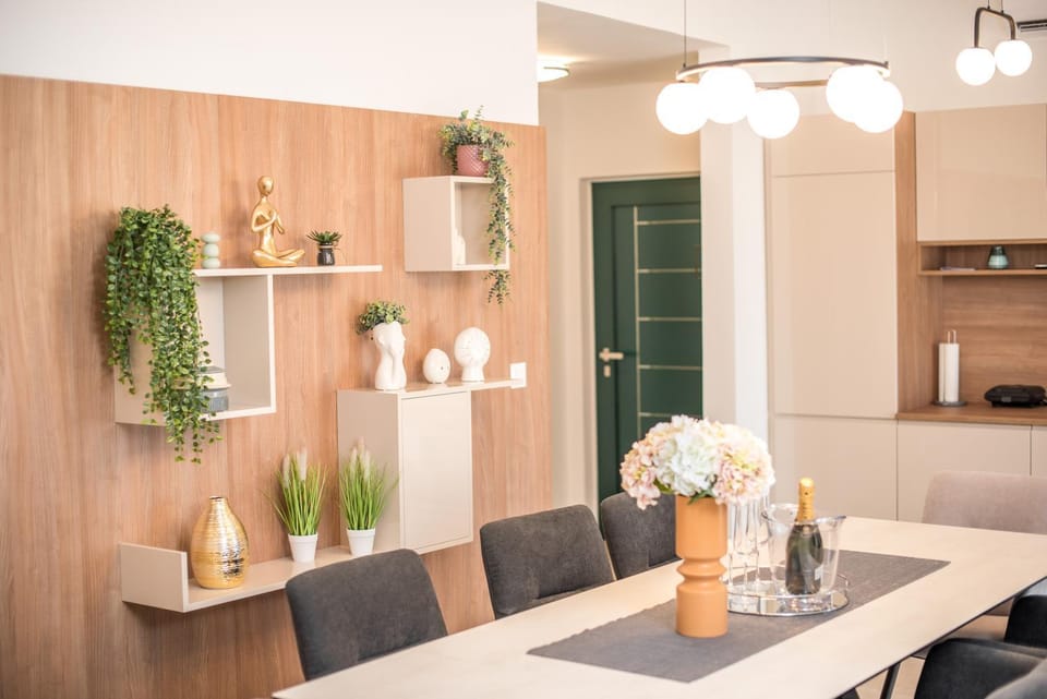 Living room, Seating area, Dining area, Dinner