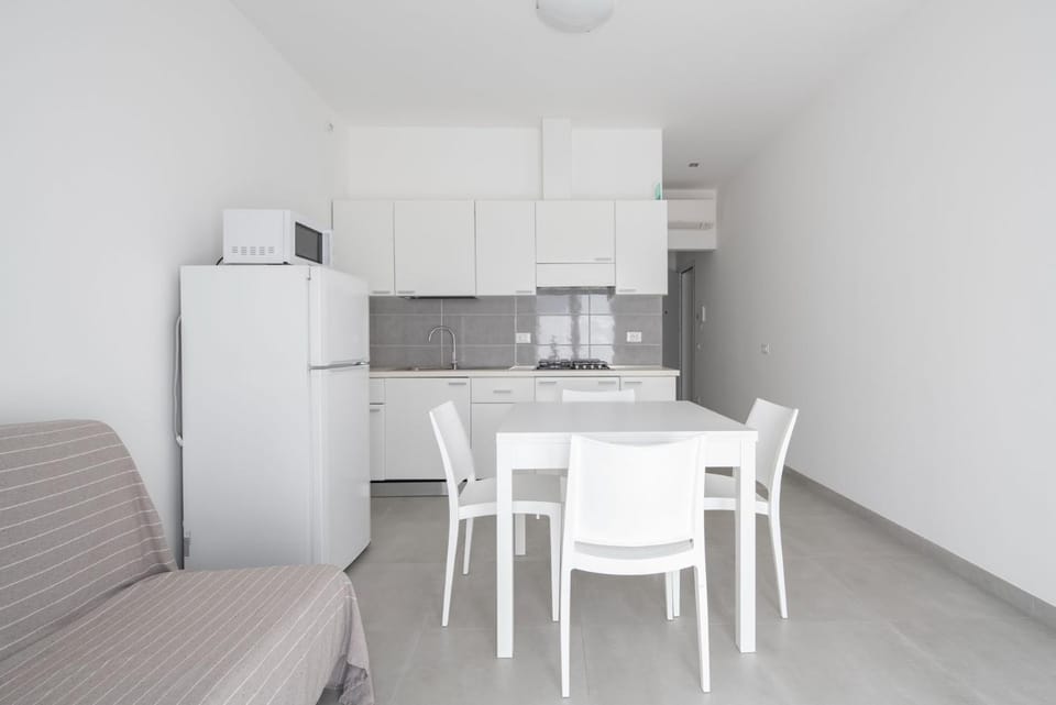 Kitchen or kitchenette, Dining area, oven, stove