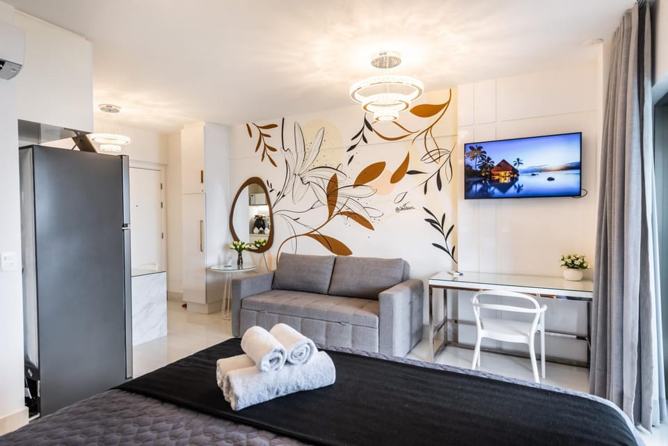 Bed, TV and multimedia, Photo of the whole room, Bedroom