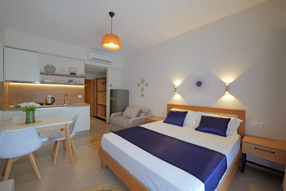 Bed, Coffee/tea facilities, Kitchen or kitchenette, Living room, Photo of the whole room, Dining area, Bedroom