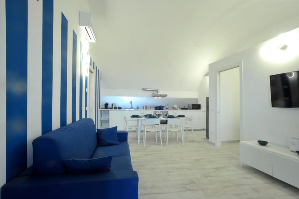 TV and multimedia, Kitchen or kitchenette, Living room, Seating area, Dining area