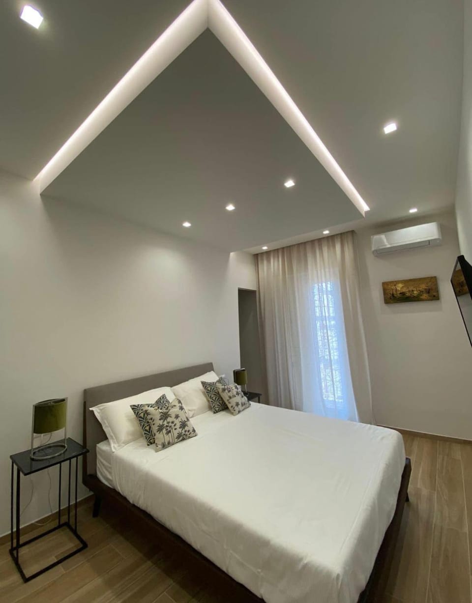 Bed, Seating area, Bedroom