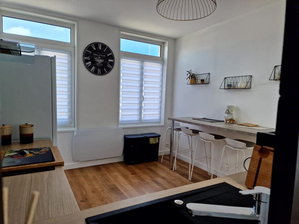 Kitchen or kitchenette, Dining area