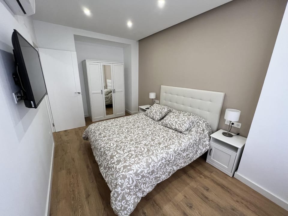 Bed, TV and multimedia, Photo of the whole room, Bedroom