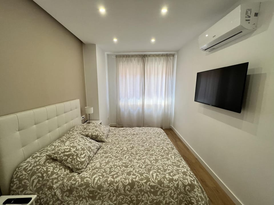 Bed, TV and multimedia, Photo of the whole room, Bedroom, air conditioner