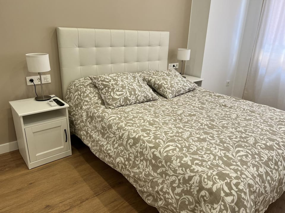 Bed, Photo of the whole room, Bedroom