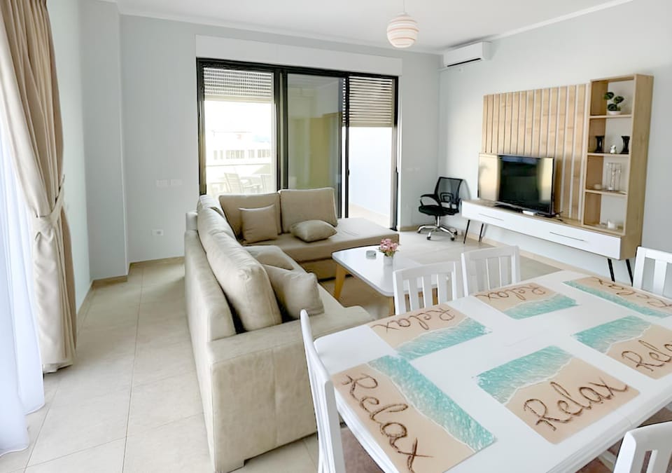 Communal lounge/ TV room, Bed, TV and multimedia, Living room, Seating area, Dining area, Evening entertainment