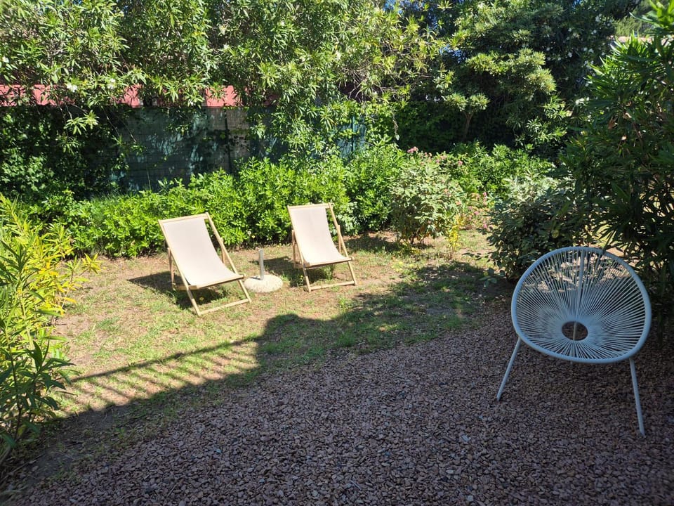 Fiori Di Cala Rossa Très beau studio au sein d'une résidence hôtelière avec piscine et plage Cala Rossa à 600m Apartment in Porto-Vecchio