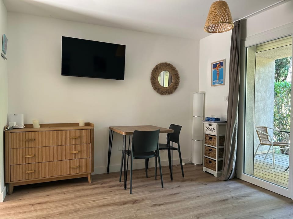 Fiori Di Cala Rossa Très beau studio au sein d'une résidence hôtelière avec piscine et plage Cala Rossa à 600m Apartment in Porto-Vecchio