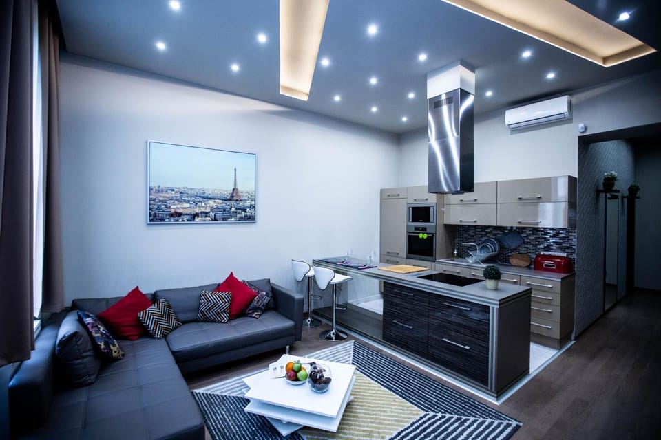 Kitchen or kitchenette, Living room, Seating area, Dining area