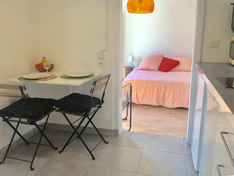 Bed, Photo of the whole room, Seating area, Dining area, Bedroom