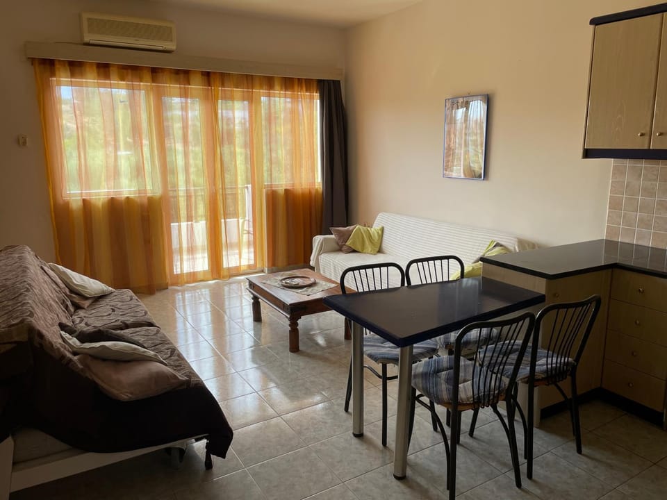 Living room, Seating area, Dining area, air conditioner