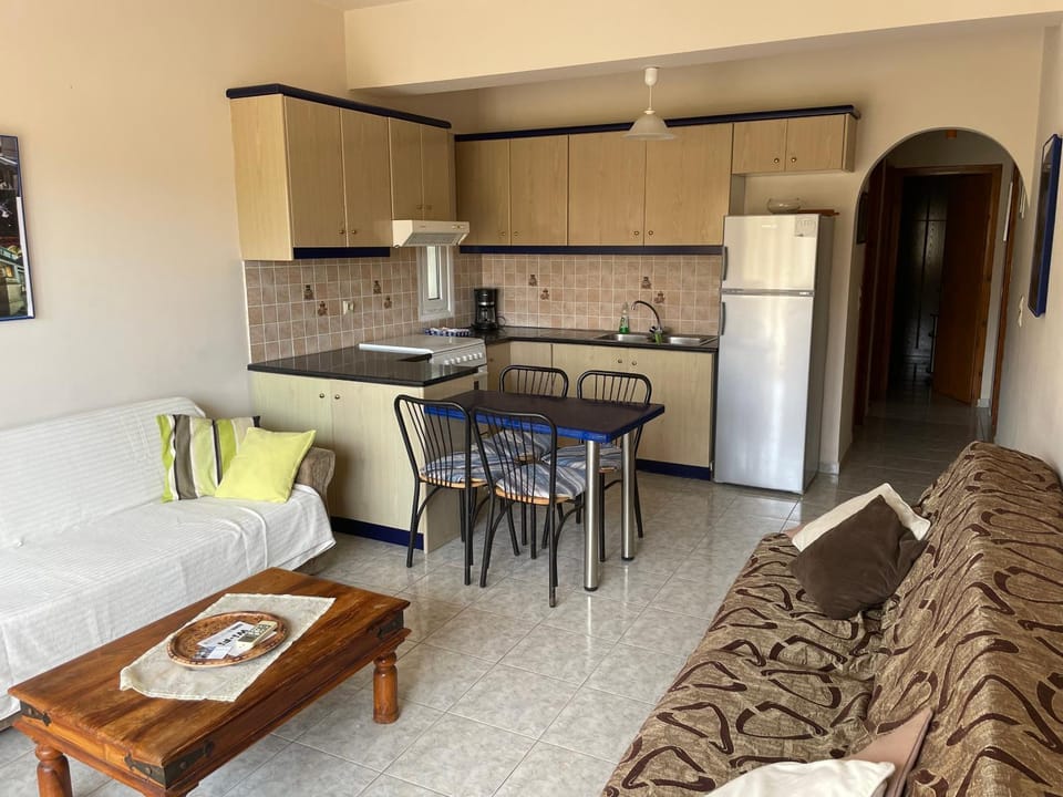 Kitchen or kitchenette, Living room, Seating area, Dining area, oven, stove