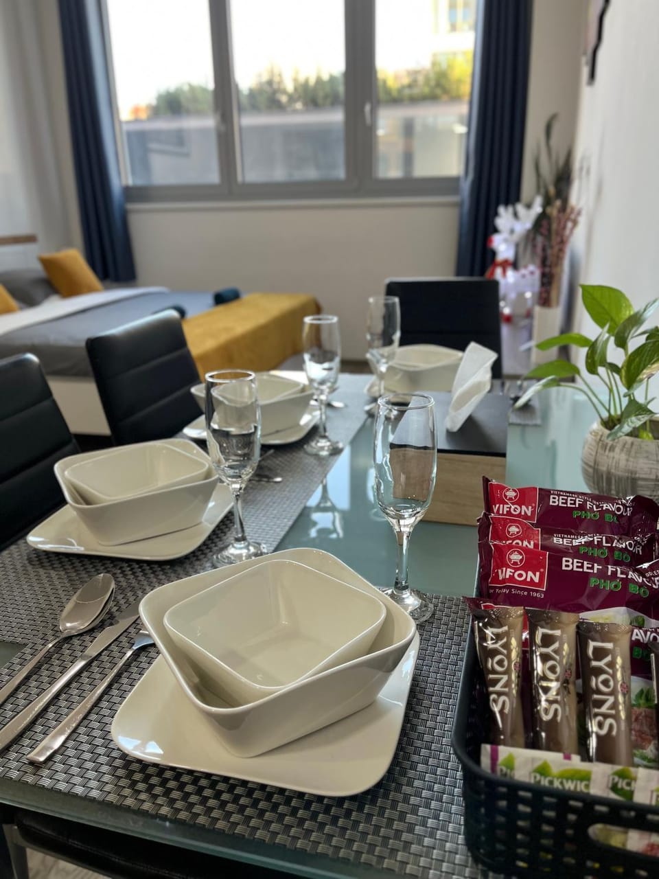 Living room, Food and drinks, Dining area