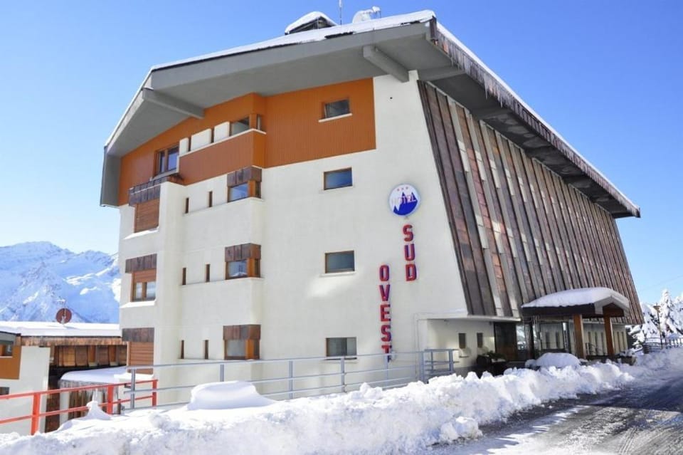 Property building, Day, Winter